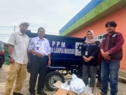 PT CLM Serahkan Motor Angkutan Sampah di Desa Puncak Indah