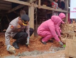 Jumat Curhat, Kapolres Lutim Letakkan batu Pertama pembangunan bedah Rumah