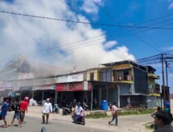 Si jago Merah Amuk Gudang Toko Frida di Tomomi, Tiga Mobil Damkar dikerahkan