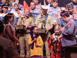 Kapolri dan ketua Bhayangkari Sapa dua anak juara setapak Perubahan