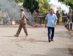 Tutup Ritel Ilegal di Lutim, Puluhan Demonstran Bakar Ban di Depan Kantor Bupati