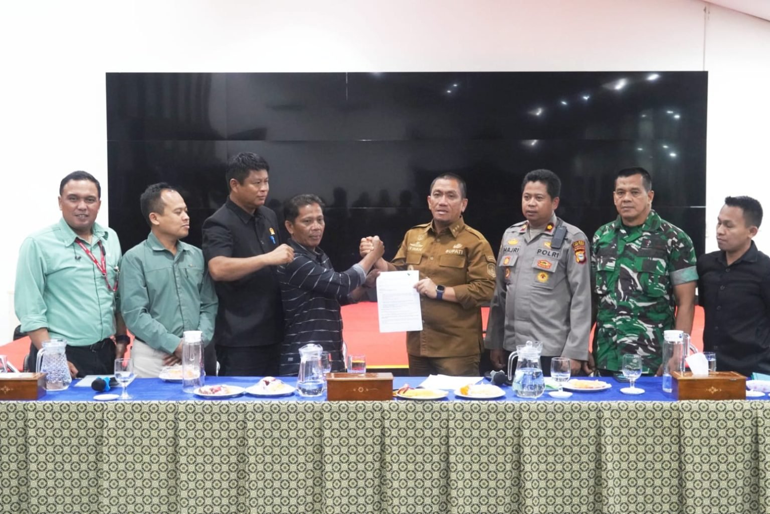 Bupati Irwan Fasilitasi Aspirasi Masyarakat Melalui Rapat Kompensasi