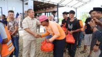 Ratusan Petugas Kebersihan Terima Paket Lebaran Dari Bupati dan Wakil Bupati Lutim