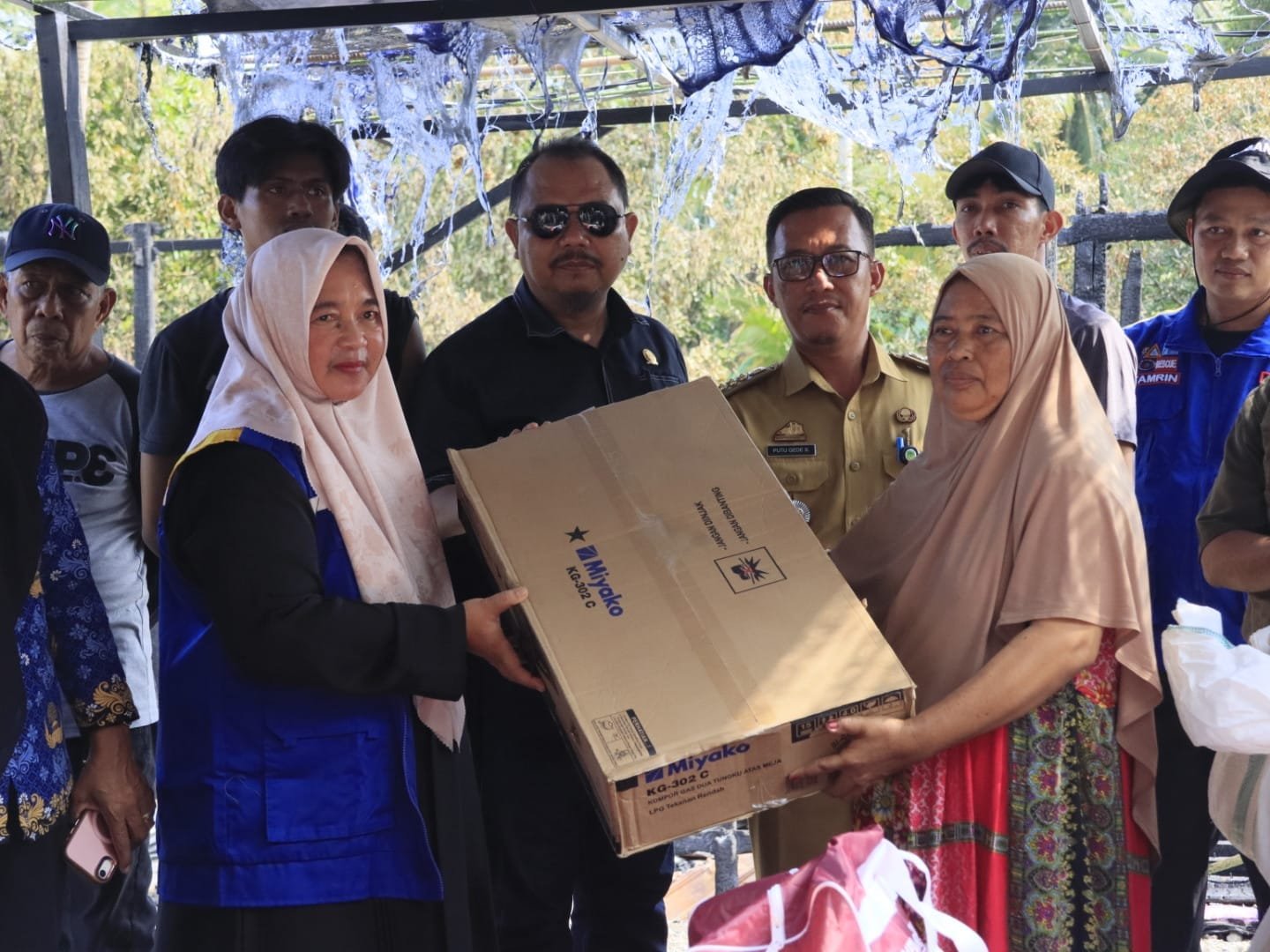 Hadir di Tengah Duka, Wabup Puspawati Serahkan Bantuan Korban Kebakaran di Angkona