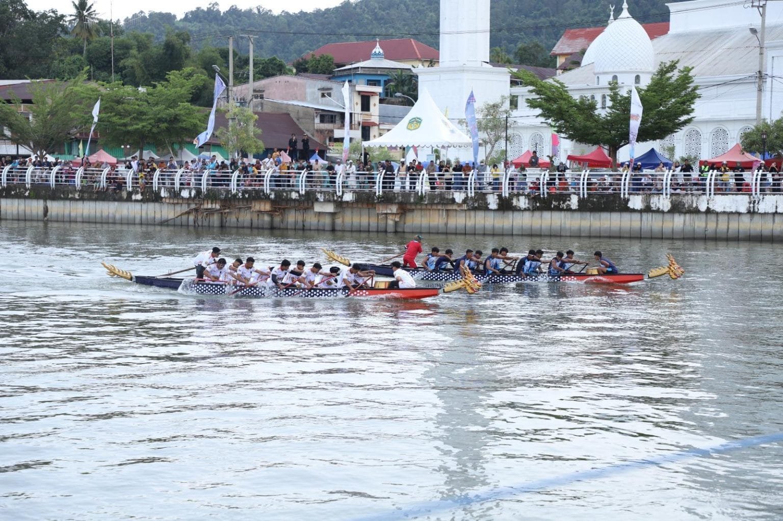 Perahu Naga Hari Jadi ke-23 Lutim Sukses Digelar, Juara Dapat Bonus dari Bupati