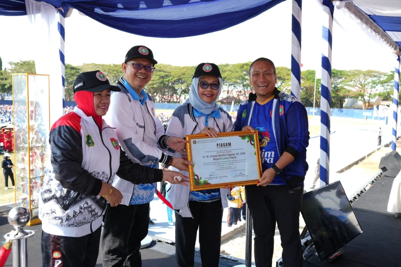 Bupati Luwu Timur Terima Penghargaan dari PGRI Sulsel atas Dukungan terhadap Guru